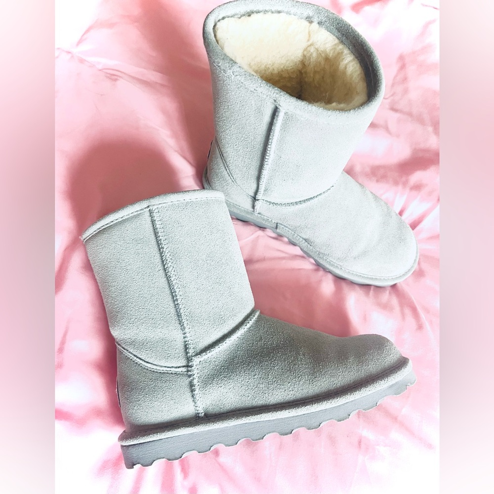 NWOT Bearpaw light grey boots 💞